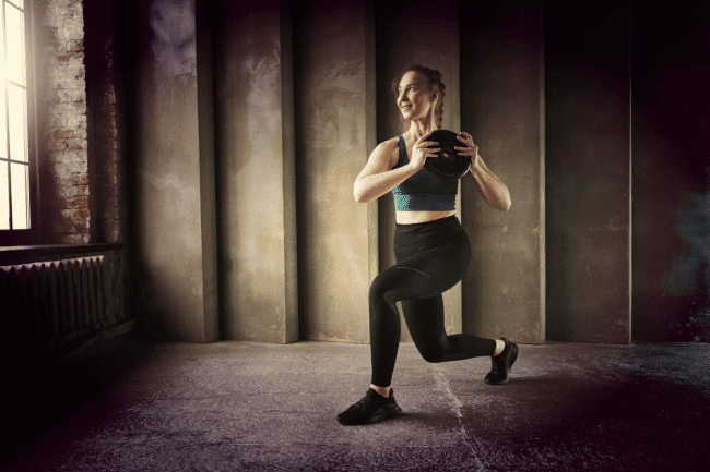 fit femme s'entraînant à l'intérieur