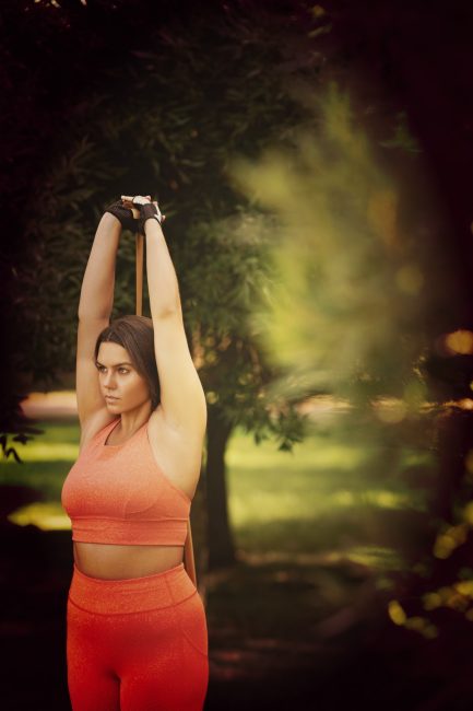 Femme avec bande élastique