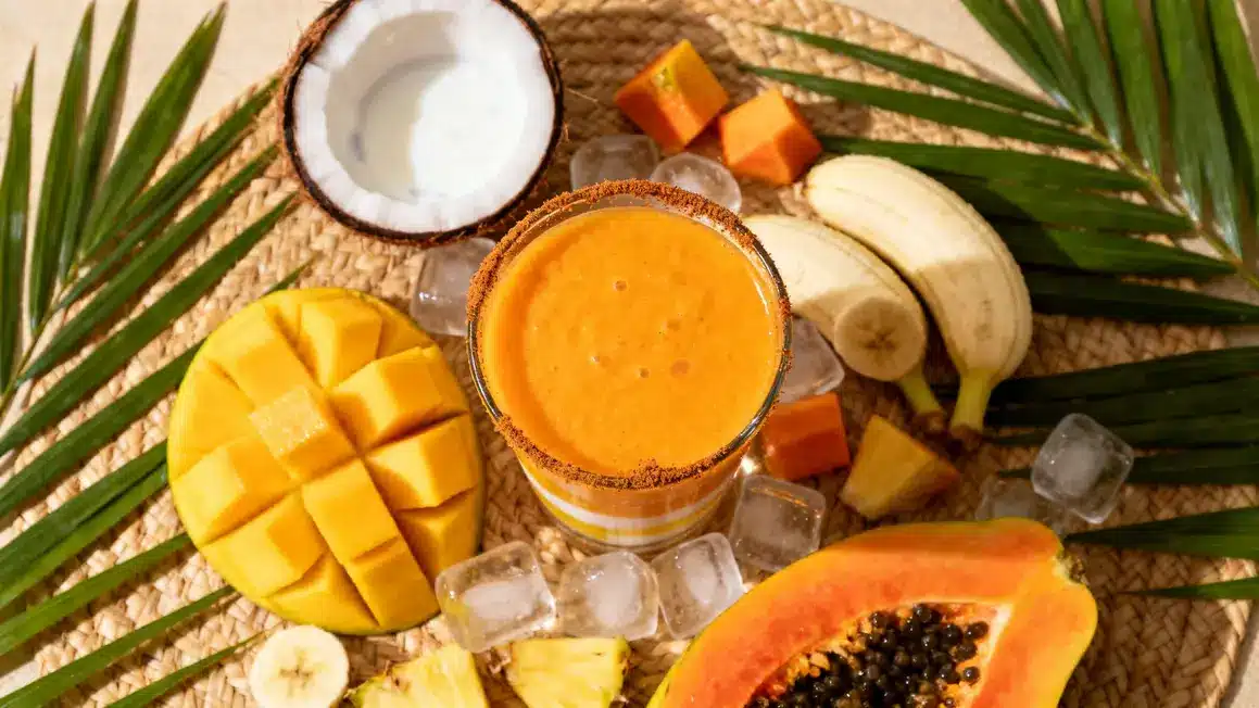 verre smoothie mangue papaye banane lait coco