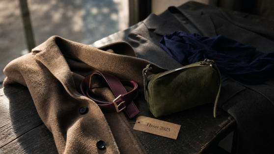Couleurs mode hiver 2025 : manteau bordeaux et brun, sac vert mousse