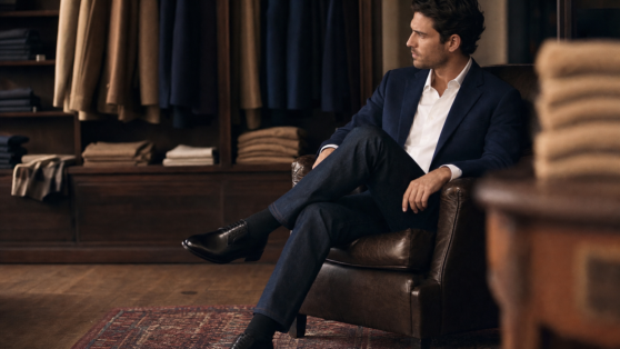 Style bcbg homme : blazer bleu marine, chemise blanche et chaussures en cuir