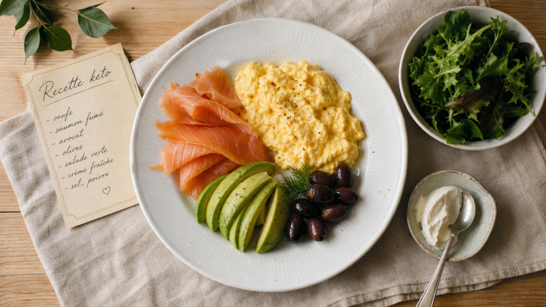 Recette keto petit-déjeuner low carb : œufs, saumon, avocat et olives