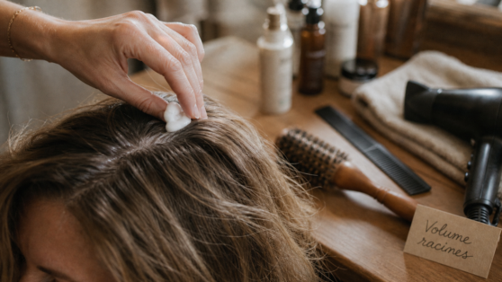 Volume cheveux fins : mousse légère sur racines soulevées