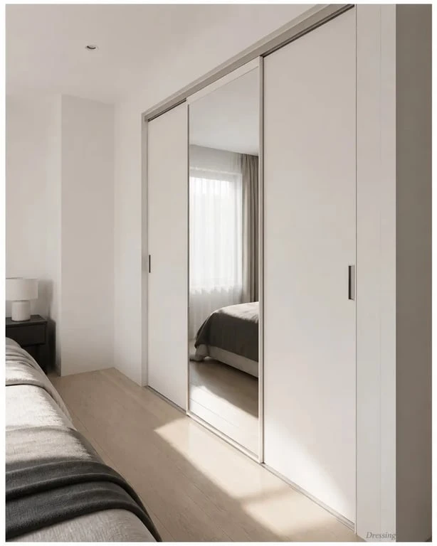 Idée pour fermer un placard sans porte avec des portes coulissantes dans une petite chambre