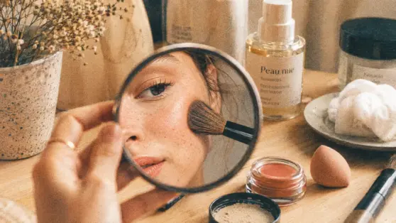 Maquillage simple et naturel : préparer la peau au miroir